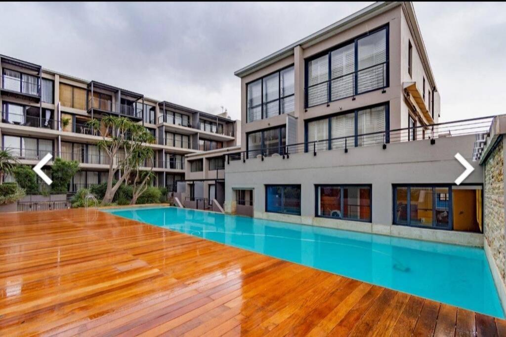 Spacious 2 Bed In Centre Apartment *