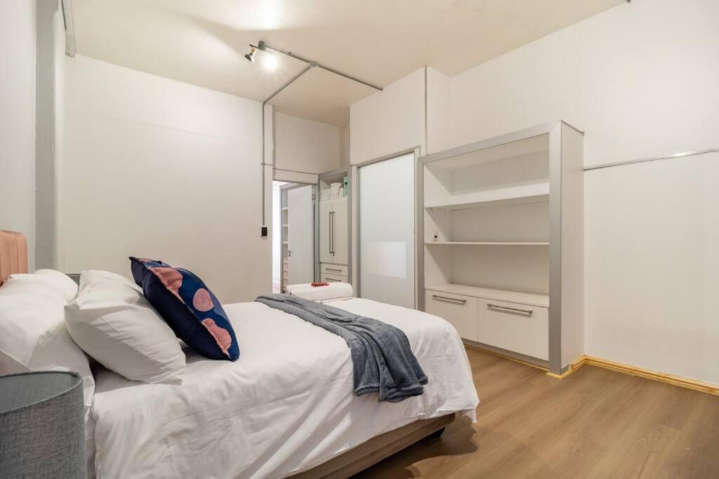 Spacious 2 Bed In Centre Apartment