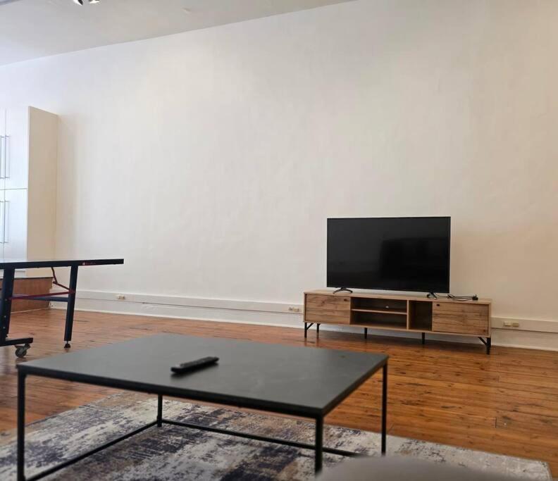 Spacious 2 Bed In Centre Apartment *